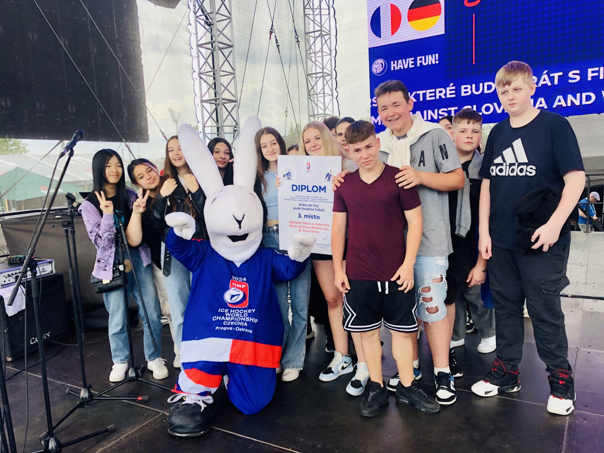 Naši žáci si převzali cenu za výtvarné dílo ve fanzóně mistrovství světa v hokeji